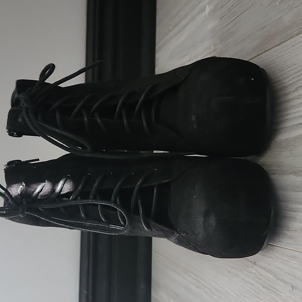 Black spoked wedges